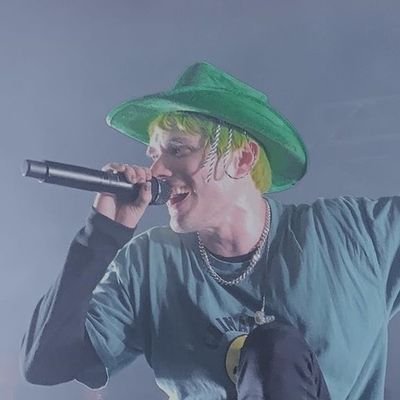 awsten doesnt hate me, he said so himself
main: @Enderose8