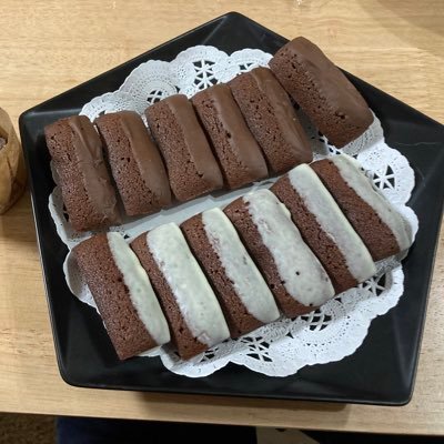 20代会社員。副業でスロットしつつ倹約して20代で資産1000万突破。コロナ暴落時に投信スタート。個別株で失敗したのでインデックスぶち込み放置中。業者はフォロバしません