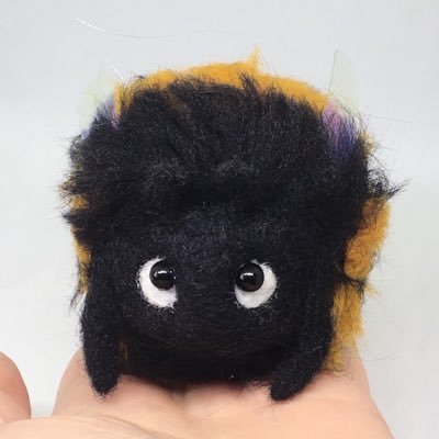 I make cute things by stabbing wool! Also known as needle felting. Commissions welcome and shop on Etsy.