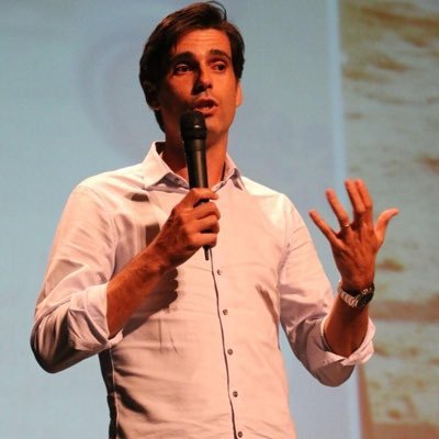 Economista; Comentador CNN Portugal; ex Jogador Profissional de Futebol