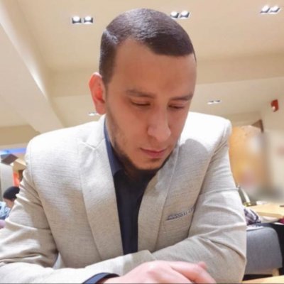 حاصل بكالوريوس علوم الحاسب الآلي، وليسانس الدراسات الإسلامية والعربية، وماجستير الشريعة الإسلامية.، ودكتوراه في الشريعة الإسلامية.