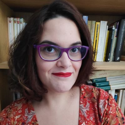 Escritora, cinéfila empedernida y más por descubrir. Autora de La muchacha de la ventana, Terror Express y mil cosas más.