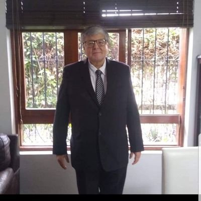 Médico, socio del KCP, juego ajedrez, arqueria, poliglota, se decir no, resilente y prospectivo.