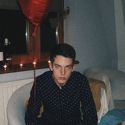 Skomentuję co się dzieje, podam dalej co rozśmieje. Czasem jakiś post polubię, czasem kogoś obserwuję.
Sprawy codzienne, krajowe i światowe, pasjonat futbolu!