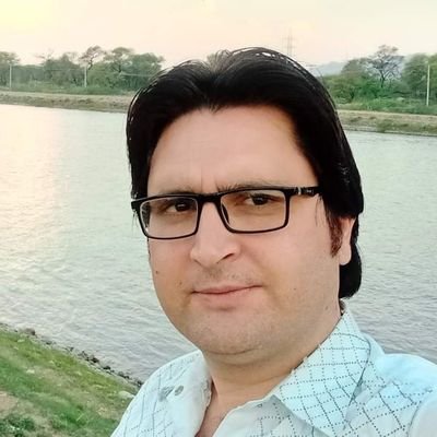 i am a very simple human and bahut hi adna sa insan hoon