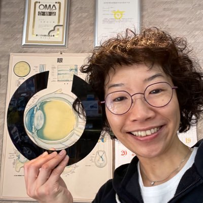 ゴジラの破壊した橋のあたりの陸の孤島の店です。午前中は眼科にて検査補助に入っており、午後から時間ある限り見え方のお悩みをお聞かせいただき、視力、加工、フィッティングすべて一貫してやります。眼鏡に携わり25年。密を回避するため、ご来店の際はまず是非ご連絡ください♡ Instagram→tomononomegane