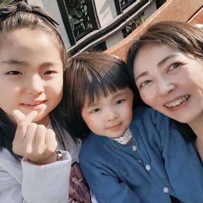 💗ヨガで世界中のママと子供を救う💗
🇰🇷在住
2人目の出産予定日3日前に夫の会社倒産→無事出産して夫の実家→👵裁判💰子育てのストレスハゲ→トランポリン4dsヨガ瞑想を子供たちと一緒に開始→３ヶ月後→心と体のコミュニケーションでなんかいい関係→子供の学力向上中⤴
フォローすると子育てのストレス吹っ飛ぶよ💗