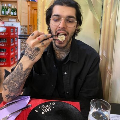 Afrontando el dia con 2 horas de sueño, una oreo, pensamientos suicidas, listo para pelear contra Dios o convertirme en el.