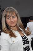 Desorganizada, paranóica,romântica,carente, animada.Não preciso da pena,nem da falsidade de ninguém as vezes sou complicada demais, mas ao mesmo tempo simples.