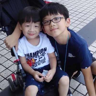x470703's profile picture. 我是一个小小的工业设计师，住在深圳东边的一个小角落，工作在深圳南边的另一个小角落！家中有两个帅得不要不要的小生命，我用仅有的小小力量守护他们！我喜欢投资数字币，喜欢玩麻将，喜欢政治，更喜欢美女！对不起，我说的美女是欧洲美女！因为我母亲是个超级大美女，所以亚洲女人在我眼里都算不上美女！…