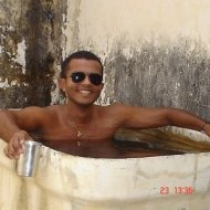 pobre, quando mete a mão no bolso, só tira os cinco dedos, só #coisadepobre \o/ Sigam ae, é riam bastante da pobreza dos outros!