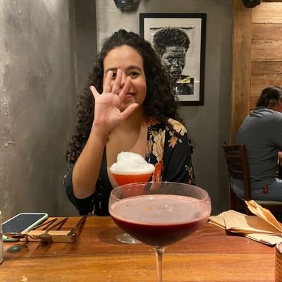 algo desorientada. debochada, feminista e projeto de comunista. médica recém formada e CEO da minha própria vida. falei e já tô meio arrependida.