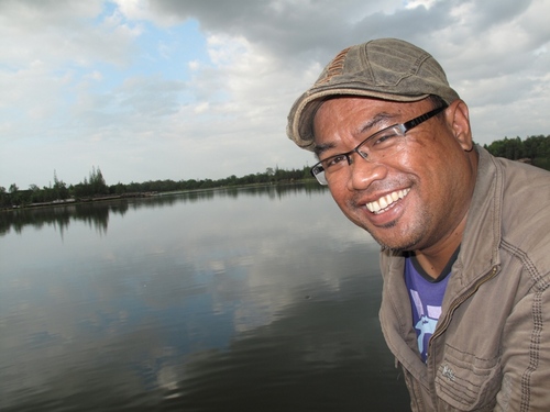 phredz's profile picture. A clown. Born in Madiun, growing up in Sidoarjo, Papua, Palu, Banda Aceh, Chiang Mai, Mae Sot, Lilongwe, Jakarta & Bandung.. And will never ever stop growing.