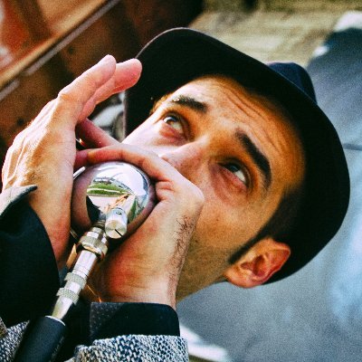 Armonicista, cantante, compositore, produttore, performer, insegnante di armonica, amante del blues.