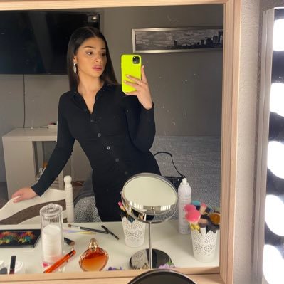 _BrendaPereira_'s profile picture. Alguien que te siga mirando cuando tú cierres los ojos .. 💫