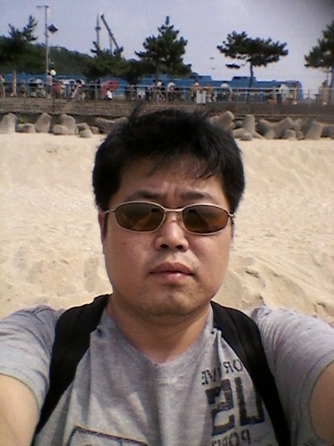 저는요 대한민국 국민입니다.
남들이 다 가는 군대에도 갔다 왔구요 
남들이 애국심이라고 느끼는 것도 가슴에 있읍니다
독도가 우리땅이구 영원히 믿읍니다 
언제가 우리 후손이 일본에게 우리가 당했던 
그 치욕을 갚아주리라 믿읍니다 
나는 대한민국을 사랑합니다