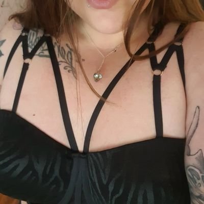 Curvy, Inked, Pierced, 36, Rubbish at keeping up with socials! NSFW