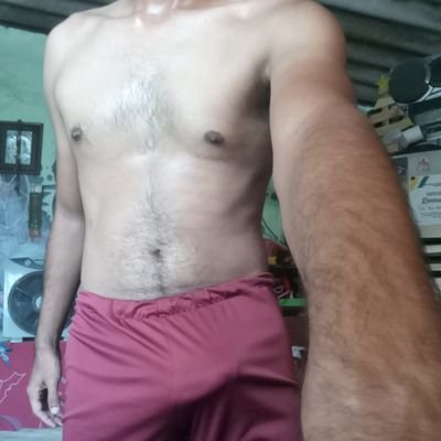 versatil,bailarin jodedor pendiente de pasarla bn.... i love black boys