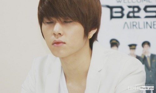 Humming팸 비스트 랩퍼 용준형입니다 전 계정 Adora팸 용준형 생성일은 2011.07.31 신생봇 아닙니다 확인은 @Adora_BSJH_bot 앞으로 잘 부탁드립니다 이쁜이들은 전부 환영 실제 용준형 지인 봇분들도 환영합니다