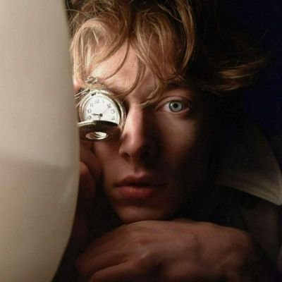 بيني وبينك
Between you and me is an endless dialogue, but it's in my head
You came light as if you were the remnant of hope