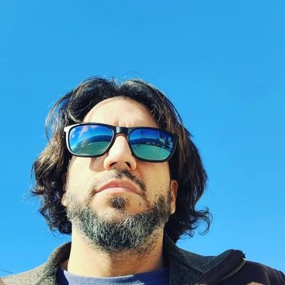 Padre, crossfit y videojuegos.
Me gusta el deporte al aire libre, la playa, correr, calistenia, correr, vamos que hay que moverse.