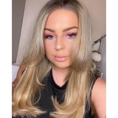 belizabeth__'s profile picture. 22 | UK | Mama | 🥂