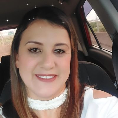 Sou determinada, organizada e divertida.Ser feliz é a meta.Viver um dia de cada vez, o futuro pertence a Deus.
Respeitar e amar as pessoas do geitinho que são.
