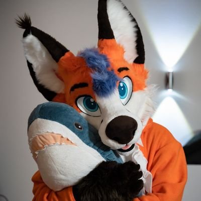 Innocent fox from Germany | 30 years old | ❤️ yeen |
fursuit made by mutt-zilla, body made by Varro's Creations| not active here anymore, follow me on bluesky!