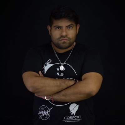 Diseñador, productor y fotógrafo de la ciudad de Guayaquil.
Altruista, provida, sincero.
Zurdo para escribir pero Diestro para pensar.
Católico, tb canto.