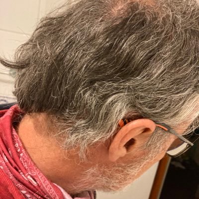 psicólogo, psicoterapeuta, trabaja en educación :