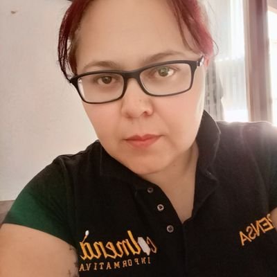 SeleneLamas's profile picture. Paleta, feminista y roja.