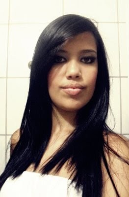 Morena raiz, natural,sensual quase sem querer.Mulher-menina maneira,ñ tem frescura!Flor nordestina do amor, da cor da doçura.. ♪♪