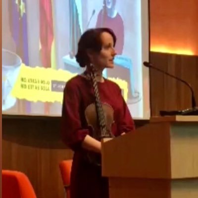 Psicóloga. Musicoterapeuta hospitalaria y en diversidad funcional. Violinista. Estudiante MPGS. Es probable que justo ahora esté leyendo con mi gata.