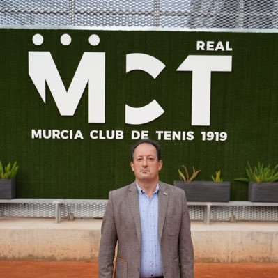 Licenciado en Economía de la Empresa, antiguo empleado de Banca, Empresario Citrícola e Inversor Privado en Empresas de reciente creación. Wannaseed y Vincle C