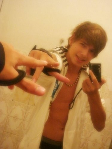 17 anos - Capricorniano - Sou muito ciumento, chatinho, gosto que me mimem...quer saber mais me sigam...

Msn: brunosilvagt2009@hotmail.com