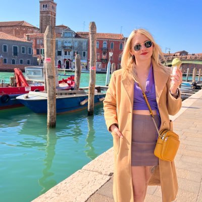 lizcoffee_'s profile picture. i like long walks on the beach and breakfast burritos.