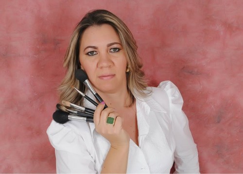 Casada,apaixonada por Maquiagem.
sou Maquiadora e Consultora de Vendas da SEMPRE BELLA COSMÉTICOS.
