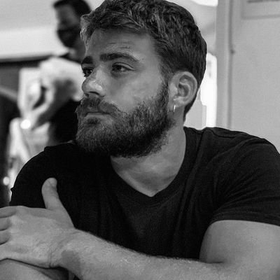 Leonino chato, apaixonado pelo Flamengo, pernambucano e pagodeiro.