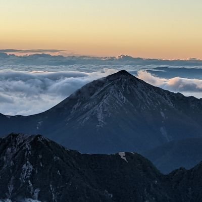 還暦過ぎ、孫3人のおじいちゃん。50過ぎから登山を始め、奥多摩中心に歩いてます。実家の安曇野に帰ったときは、常念山脈、後立山を歩いています。数年前から多肉を始め、最近は盆栽の真似事も。
東京都下在住。