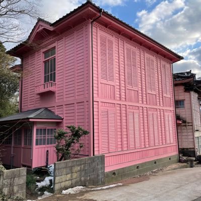 旧若林邸は若林医院という佐渡島にある元町医者兼住宅だった建物です。大正二年に料亭山屋を譲り受け、西洋医学を学んだ若林篤之が開業したと郷土史に記されています。長らく空家で、傷みの激しい解体寸前の廃屋を2019年に買取り、再生工事を重ねて2026.1月に宿泊施設オープンを目指しています。国登録有形文化財2024.3.6登録