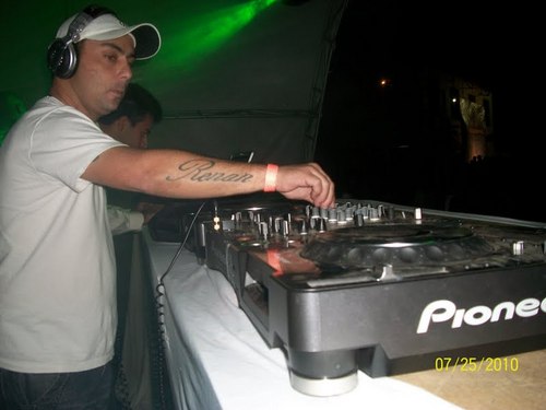 RENATO MARCH, vem se destacando nas vertentes de TECH HOUSE. Já impressionou grande parte do estado de SP. FONES DE CONTATO: 19-92750508 - 3388-9738