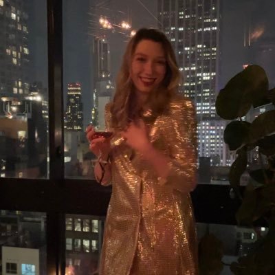 yoannarocks's profile picture. With a dreamy far off look, and her nose stuck in a book. ✨