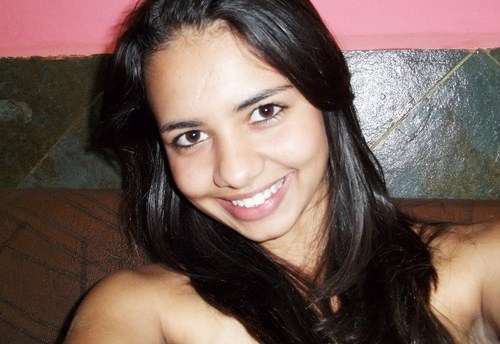 Eu erro , perco a paciência e me estresso facilmente , choro por besteira e dou risada do nada !