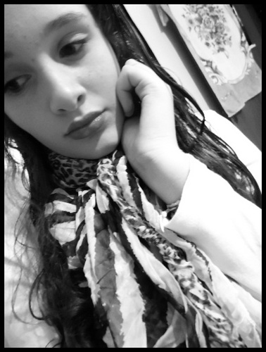 Não tenho o mais lindo sorriso. Eu não me pareço com a barbie e não tenho todos os ideais de beleza, eu sonho acordada e choro sem razão..