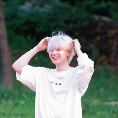 25/05/19💜🌌
___Nunca posto tweets e quando posto não fazem sentido 🌸