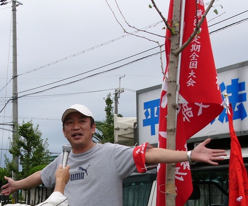 僕は不当解雇の撤回を7年闘い職場へ復帰しました。その過程で社会の不条理をいやというほど経験しました。しかし、闘いを支えてくれた職場をはじめ労働組合や働く多くの仲間たちは、素晴らしい人たちでした。すべての人が幸せに暮らせる社会になるように、不条理に声をあげています。みんなの行動が社会を変える力です。（脱原発に一票）