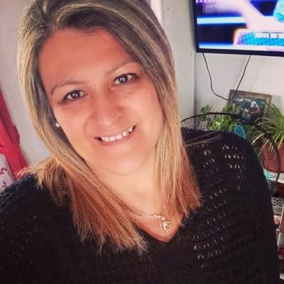 secretaria,madre ,mujer ,amante de la naturaleza ...tremendamente feliz y también un poco loca en el buen sentido jajajajaja