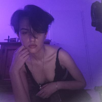 21 y/o she/her, i'm elegant, sexy, and very dirty minded, come check my live stream on chaturbate.