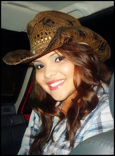 Goiana, Taurina, 19 anos, Apaixonada [...], Amante de uma boa música, ah! se eu tirar meus fones de ouvido pra falar com você, se considere importante. ;D