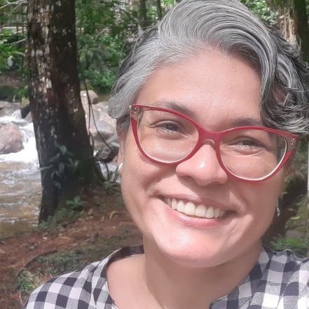 Sou carioca, flamenguista e geminiana. Em resumo: sou gente boa pra caramba!!!